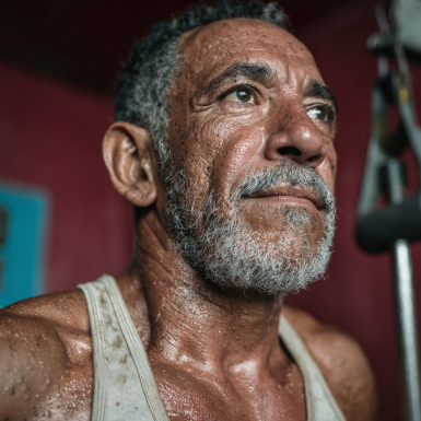 Grupo de adultos mayores ejercitándose